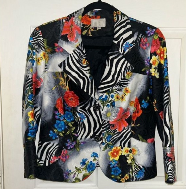 Jas blazer dengan motif bunga-bunga